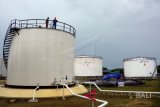 Petugas Kementerian ESDM melakukan pengawasan dan pengecekan tangki penampungan Fatty Acid Methyl Ester (Fame) sebelum didistribusikan di Terminal BBM Sanggaran Denpasar, Kamis (25/1). Pengujian Tangki penampungan Fame berkapasitas 500 KL dan saluran yang baru selesai dibangun itu untuk memastikan berfungsi dengan baik dan aman sebelum dioperasikan. ANTARA FOTO/Wira Suryantala/wdy/2018.