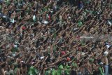 Suporter Persebaya Surabaya memberikan dukungan ketika laga Persebaya Surabaya melawan Madura United pada babak penyisihan Grup C Piala Presiden 2018 di Gelora Bung Tomo, Surabaya, Jawa Timur, Minggu (28/1). Pertandingan tersebut memecahkan rekor penonton terbanyak pada laga Piala Presiden 2018 dengan jumlah sekitar 50 ribu penonton. Antara Jatim/Zabur Karuru/18