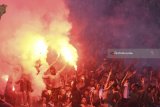 Suporter Persebaya Surabaya menyalakan flare ketika laga Persebaya Surabaya melawan Madura United pada babak penyisihan Grup C Piala Presiden 2018 di Gelora Bung Tomo, Surabaya, Jawa Timur, Minggu (28/1). Pertandingan tersebut memecahkan rekor penonton terbanyak pada laga Piala Presiden 2018 dengan jumlah sekitar 50 ribu penonton. Antara Jatim/Zabur Karuru/18