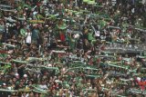 Suporter Persebaya Surabaya memberikan dukungan  ketika laga Persebaya Surabaya melawan Madura United pada babak penyisihan Grup C Piala Presiden 2018 di Gelora Bung Tomo, Surabaya, Jawa Timur, Minggu (28/1). Pertandingan tersebut memecahkan rekor penonton terbanyak pada laga Piala Presiden 2018 dengan jumlah sekitar 50 ribu penonton. Antara Jatim/Zabur Karuru/18