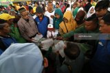 Sejumlah warga berdesakan mengambil zakat di Gor Jayabaya, Kota Kediri, Jawa Timur, Senin (29/1). Badan Amil Zakat Nasional (Baznas) menyalurkan zakat mal kepada 2.050 mustahiq (penerima zakat) se-Kota Kediri dalam bentuk beasiswa, bedah rumah, santunan; dan berbagai model program ekonomi. Antara Jatim/Prasetia Fauzani/zk/18