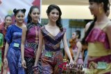 Sejumlah model memperagakan busana kreasi dari kain tradisional saat peragaan busana bertajuk 'The Magnificence of Local Fabrics' di kawasan Kuta, Bali, Minggu (21/1). Kegiatan tersebut untuk mempromosikan dan melestarikan rancangan busana kreasi berbahan kain tradisional Batik dan tenun ikat Endek karya desainer dan perajin lokal. Antara Foto/Fikri Yusuf/nym/2018