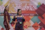 Dua model memperagakan busana kreasi dari kain tradisional saat peragaan busana bertajuk 'The Magnificence of Local Fabrics' di kawasan Kuta, Bali, Minggu (21/1). Kegiatan tersebut untuk mempromosikan dan melestarikan rancangan busana kreasi berbahan kain tradisional Batik dan tenun ikat Endek karya desainer dan perajin lokal. Antara Foto/Fikri Yusuf/nym/2018