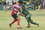 Pesepakbola Persebaya Surabaya Yohanes Ferinando Pahabol (kanan) menahan bola dan berusaha direbut pesepakbola Madura United FC Beny Wahyudi (kiri) saat babak penyisihan Grup C Piala Presiden 2018 di Gelora Bung Tomo, Surabaya, Jawa Timur, Minggu (28/1). Persebaya Surabaya mengalahkan Madura United dengan skor 1-0. Antara Jatim/Zabur Karuru/18 