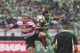 Pesepakbola Persebaya Surabaya Nelsom Alom (kanan) berebut bola dengan pesepakbola Madura United FC Cristian Gonzales (kiri) saat babak penyisihan Grup C Piala Presiden 2018 di Gelora Bung Tomo, Surabaya, Jawa Timur, Minggu (28/1). Persebaya Surabaya mengalahkan Madura United dengan skor 1-0. Antara Jatim/Zabur Karuru/18 