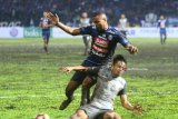 Pesepakbola Arema FC, Thiago Furtuoso (kiri) berebut bola dengan pesepakbola Persela Lamongan Jodi Kustiawan (kanan) dalam Kompetisi Piala Presiden di Stadion Gajayana, Malang, Jawa Timur, Sabtu (20/1). Persela menahan imbang Arema dengan skor akhir 2-2. Antara jatim/Ari Bowo Sucipto/zk/18.