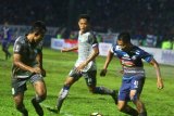 Pesepakbola Arema FC, Dendy Santosa (kanan) berusaha melewati hadangan dua pesepakbola Persela Lamongan dalam Kompetisi Piala Presiden di Stadion Gajayana, Malang, Jawa Timur, Sabtu (20/1). Persela menahan imbang Arema dengan skor akhir 2-2. Antara Jatim/Ari Bowo Sucipto/zk/18.