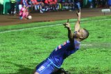 Pesepakbola Arema FC, Thiago Furtuoso melakukan selebrasi usai mencetak gol di gawang Persela Lamongan dalam Kompetisi Piala Presiden di Stadion Gajayana, Malang, Jawa Timur, Sabtu (20/1). Persela menahan imbang Arema dengan skor akhir 2-2. Antara jatim/Ari Bowo Sucipto/zk/18.