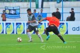 Pesepak bola Persela Lamongan, Sugeng Efendi (kiri) berusaha melewati hadangan pesepak bola Persija, Marco Kabiay (kanan) dalam Turnamen Internasional Suramadu Super Cup (SSC) 2018 di Stadion Gelora Bangkalan (SGB), Bangkalan, Jawa Timur, Jumat (12/1). Persela unggul 1-0 atas Persija. Antara jatim/Saiful Bahri/zk/18.