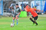 Pesepak bola Persela Lamongan, Jeferson (kiri) berusaha melewati pesepak bola Persija, Wimba Sutan (kanan) dalam Turnamen Internasional Suramadu Super Cup (SSC) 2018 di Stadion Gelora Bangkalan (SGB), Bangkalan, Jawa Timur, Jumat (12/1). Persela unggul 1-0 atas Persija. Antara Jatim/Saiful Bahri/zk/18.