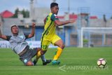 Pesepak bola Persela Lamongan, Fahmi Al Ayubi (kiri) berebut bola dengan pesepak bola Kedah FC Malaysia, Muhammad Farid Farhan (kanan) dalam Turnamen Internasional Suramadu Super Cup (SSC) 2018 di Stadion Gelora Bangkalan (SGB), Bangkalan, Jawa Timur, Senin (8/1). Pertandingan tersebut berakhir imbang dengan skor 2-2. Antara Jatim/Saiful Bahri/zk/18