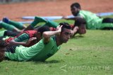 Pesepak bola Persebaya Surabaya ketika berlatih bersama di Lapangan Mapolda Jawa Timur, Sabtu (6/1). Persebaya Surabaya yang merupakan juara pertama liga 2 mempersiapkan kerangka tim yang merupakan tim promosi di Liga 1 sepak bola Indonesia. Antara jatim/M Risyal Hidayat/zk/18.