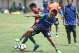 Pesepak bola Persebaya Surabaya ketika berlatih bersama di Lapangan Mapolda Jawa Timur, Sabtu (6/1). Persebaya Surabaya yang merupakan juara pertama liga 2 mempersiapkan kerangka tim yang merupakan tim promosi di Liga 1 sepak bola Indonesia. Antara jatim/M Risyal Hidayat/zk/18.