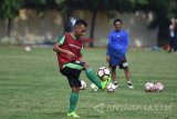 Pesepak bola Persebaya Surabaya Irfan Jaya ketika berlatih bersama di Lapangan Mapolda Jawa Timur, Sabtu (6/1). Persebaya Surabaya yang merupakan juara pertama liga 2 mempersiapkan kerangka tim yang merupakan tim promosi di Liga 1 sepak bola Indonesia. Antara jatim/M Risyal Hidayat/zk/18.