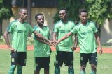 Pesepak bola baru Persebaya Surabaya (kiri ke kanan) Ruben Sanadi, Ferinando Pahabol, Nelson Alom dan Osvaldo Haay berlari ketika berlatih bersama di Lapangan Mapolda Jawa Timur, Sabtu (6/1). Persebaya Surabaya yang merupakan juara pertama liga 2 mempersiapkan kerangka tim yang merupakan tim promosi di Liga 1 sepak bola Indonesia. Antara jatim/M Risyal Hidayat/zk/18.