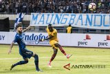 Pemain Sriwijaya FC Makan Konate (kanan) menendang bola ke arah gawang dibayangi Pemain Persib Bandung Bojan Malisic (kiri) pada pertandingan Piala Presiden 2018 di Stadion Gelora Bandung Lautan Api, Bandung, Jawa Barat, Selasa (16/1). Pada pertandingan tersebut Persib Bandung menang dengan skor 1-0. ANTARA JABAR/M Agung Rajasa