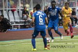 Pemain Persib Bandung Michael Essien (tengah) menggiring bola dibayangi pemain Sriwijaya FC Alfin Tuasalomoni (kanan) pada pertandingan Piala Presiden 2018 di Stadion Gelora Bandung Lautan Api, Bandung, Jawa Barat, Selasa (16/1). Pada pertandingan tersebut Persib Bandung menang dengan skor 1-0. ANTARA JABAR/M Agung Rajasa