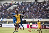 Pemain Persib Bandung In-Kyun Oh (kiri) bersama  Ezechiel Ndouassel (ketiga kiri) berebut bola dengan pemain Sriwijaya FC Mamadou N'diaye (kedua kiri) pada pertandingan Piala Presiden 2018 di Stadion Gelora Bandung Lautan Api, Bandung, Jawa Barat, Selasa (16/1). Pada pertandingan tersebut Persib Bandung menang dengan skor 1-0. ANTARA JABAR/M Agung Rajasa