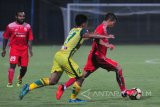 Pesepak bola Persija, Ismed Sofyan (kanan) melewati pesepak bola Kedah FA Malaysia, Mohamad Arif Farhan (tengah) dalam Turnamen Internasional Suramadu Super Cup (SSC) 2018 di Stadion Gelora Bangkalan (SGB), Bangkalan, Jawa Timur, Selasa (9/1). Hingga babak pertama Persija unggul 1-0. Antara Jatim/Saiful Bahri/zk/18.