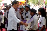 Jokowi Bagikan KIP di Kupang