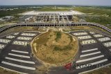 Foto udara proyek pembangunan Bandara Internasional Jawa Barat (BIJB) di Kecamatan Kertajati, Kabupaten Majalengka, Jawa Barat, Kamis (11/1). Proyek bandara dengan nilai investasi Rp2,6 triliun yang memiliki luas 1.800 hektar itu diproyeksikan dapat melayani penerbangan jamaah haji pada Juni 2018 mendatang. ANTARA JABAR/Raisan Al Farisi