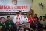 Pasangan Rum Pagau-Rusliyanto Monoarfa memberikan keterangan pers usai mendaftar di KPU Kota Gorontalo. (Foto Farid)