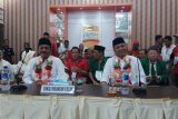 Pasangan Bakal Calon Wali Kota dan Wakil Wali Kota Gorontalo Rum Pagau-Rusliyanto Monoarfa saat akan mendaftar di KPU Kota Gorontalo. (Foto Farid)