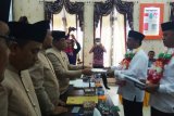 Pasangan Rum Pagau-Rusliyanto Monoarfa menyerahkan dokumen syarat calon dan syarat pencalonan. (Foto Farid)