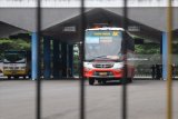 Sebuah bus berada di terminal Tamanan yang sepi penumpang, di Kota Kediri, Jawa Timur, Senin (22/1). Terminal tipe A tersebut akan dirombak total oleh Kementerian Perhubungan pada 2019 mendatang guna memberikan fasilitas serta pelayanan maksimal agar masyarakat nyaman dan lebih memilih menggunakan angkutan umum daripada kendaraan pribadi. Antara Jatim/Prasetia Fauzani/zk/18 