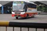 Sebuah bus berada di terminal Tamanan yang sepi penumpang, di Kota Kediri, Jawa Timur, Senin (22/1). Terminal tipe A tersebut akan dirombak total oleh Kementerian Perhubungan pada 2019 mendatang guna memberikan fasilitas serta pelayanan maksimal agar masyarakat nyaman dan lebih memilih menggunakan angkutan umum daripada kendaraan pribadi. Antara Jatim/Prasetia Fauzani/zk/18 