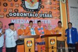 Pasangan Bakal Calon Bupati dan Calon Wakil Bupati Gorontalo Utara, Roni Imran-Ismail memberikan keterangan pers.