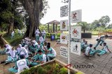 Warga beraktivitas di Taman Heulang, Kota Bogor, Jawa Barat, Kamis (11/1). Data Kementerian Pekerjaan Umum dan Perumahan Rakyat (PUPR) di sepanjang 2011 hingga 2016 ruang terbuka hijau (RTH) di Indonesia berupa taman maupun kebun raya, bertambah hingga 247 buah dengan luas total 249,2 hektare melalui Program Pengembangan Kota Hijau (P2KH) yang diikuti oleh 165 kabupaten/kota. ANTARA JABAR/Yulius Satria Wijaya
