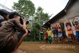 Relawan memberikan edukasi fotografi kepadai anak-anak sekolah alam yang diberi nama Kampung Baca Taman Rimba (Batara) di Papring, Banyuwangi, Jawa Timur, Jumat (12/1). Kegiatan edukasi oleh jurnalis yang diisi dengan materi menulis dan fotografi tersebut, bertujuan untuk mengenalkan profesi jurnalis kepada anak-anak yang tinggal di pinggiran hutan produksi itu. Antara Jatim/Budi Candra Setya/zk/18