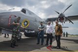 Menteri Pertahanan Ryamizard Ryacudu (kedua kanan) berbincang bersama Panglima TNI Marsekal Hadi Tjahjanto (kiri), Kepala Staf TNI Angkatan Laut Laksamana Ade Supandi (Ketiga kanan) dan Direktur Utama PT Dirgantara Indonesia (PTDI) Elfien Goentoro (kanan) saat acara serah terima Alutsista di Hanggar Fixed Wing PTDI di Bandung, Jawa Barat, Selasa (9/1). PTDI melakukan serah terima tiga unit heli serang TNI AD, satu unit Pesud CN235 MPA TNI AL, dan dua unit heli AKS TNI AL kepada Kementerian Pertahanan dalam rangka mewujudkan kemandirian Alutsista TNI. ANTARA JABAR/Raisan Al Farisi