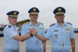 Komandan Lanud Iswahjudi Marsekal Pertama TNI Samsul Rizal (tengah) melakukan salam komando bersama Komandan Wing Udara 3 Kolonel Pnb Djoko Hadipurwanto (kanan) dan Kolonel Pnb M Arwani (kiri) seusai upacara Serah Terima Jabatan (Sertijab) Komandan Wing Udara 3 di Lanud Iswahjudi Magetan, Jawa Timur, Senin (15/1). Djoko Hadipurwanto yang sebelumnya menjabat Asisten Operasi Kepala Staf Komando Pertahanan Udara Nasional menjadi Komandan Wing Udara 3 Lanud Iswahjudi menggantikan M Arwani yang mengikuti pendidikan Sesko TNI di Bandung. Antara Jatim/Siswowidodo/zk/18 