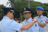 Komandan Lanud Iswahjudi Marsekal Pertama TNI Samsul Rizal (kiri) menyematkan tanda pangkat pada Komandan Wing Udara 3 Kolonel Pnb Djoko Hadipurwanto (tengah) saat upacara Serah Terima Jabatan (Sertijab) Komandan Wing Udara 3 di Lanud Iswahjudi Magetan, Jawa Timur, Senin (15/1). Djoko Hadipurwanto yang sebelumnya menjabat Asisten Operasi Kepala Staf Komando Pertahanan Udara Nasional menjadi Komandan Wing Udara 3 Lanud Iswahjudi menggantikan M Arwani yang mengikuti pendidikan Sesko TNI di Bandung. Antara Jatim/Siswowidodo/zk/18 