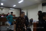 Kepala Dinas Lingkungan Hidup Pemkab Nganjuk nonaktif Harjanto (tengah) dan Kabag Umum RSUD Kabupaten Nganjuk Mokhammad Bisri (kiri) meninggalkan ruang sidang seusai menjalani sidang perdana kasus suap Bupati Nganjuk, di Pengadilan Tindak Pidana Korupsi (Tipikor) Surabaya, di Juanda, Sidoarjo, Jawa Timur, Senin (15/1). Terdakwa Mokhammad Bisri tertangkap penyidik Komisi Pemberantasan Korupsi (KPK) saat memberi suap kepada Bupati Nganjuk 2013-2018 Taufiqurrahman terkait perekrutan dan pengelolaan ASN/PNS di Kabupaten Nganjuk pada 2017. Antara Jatim/Umarul Faruq/zk/18 