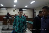 Terdakwa Kabag Umum RSUD Kabupaten Nganjuk Mokhammad Bisri (kanan) menjalani sidang perdana kasus suap Bupati Nganjuk di Pengadilan Tindak Pidana Korupsi (Tipikor) Surabaya di Juanda Sidoarjo, Jawa Timur, Senin (15/1). Terdakwa Mokhammad Bisri tertangkap penyidik Komisi Pemberantasan Korupsi (KPK) saat memberi suap kepada Bupati Nganjuk 2013-2018 Taufiqurrahman terkait perekrutan dan pengelolaan ASN/PNS di Kabupaten Nganjuk pada 2017. Antara Jatim/Umarul Faruq/zk/18 