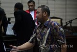 Terdakwa Filipus Djap (kiri) menjalani Sidang Pledoi kasus suap Wali Kota Batu di Pengadilan Tindak Pidana Korupsi (Tipikor) Surabaya di Juanda Sidoarjo, Jawa Timur, Senin (15/1). Pemilik PT Dailbana Prima tersebut menjalani sidang terkait kasus suap kepada Wali Kota Batu Eddy Rumpoko dalam pengadaan barang dan jasa di lingkungan Pemerintah Kota Batu Tahun Anggran 2017. Antara Jatim/Umarul Faruq/zk/18 