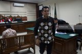 Saksi Bupati Nganjuk Taufiqurrahman yang juga tersangka kasus suap meninggalkan ruangan seusai menjalani sidang lanjutan di Pengadilan Tindak Pidana Korupsi (tipikor) Surabaya di Juanda, Sidoarjo, Jawa Timur, Senin (29/1). Bupati Nganjuk Taufiqurrahman menjadi saksi dalam kasus korupsi menerima suap sebesar Rp298 juta dari Kepala Dinas Lingkungan Hidup Pemkab Nganjuk nonaktif Harjanto dan Terdakwa Kabag Umum RSUD Kabupaten Nganjuk Mokhammad Bisri. Antara jatim/Umarul Faruq/zk/18