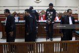 Saksi Bupati Nganjuk Taufiqurrahman (kedua kanan) yang juga tersangka kasus suap menjalani sidang lanjutan di Pengadilan Tindak Pidana Korupsi (tipikor) Surabaya di Juanda, Sidoarjo, Jawa Timur, Senin (29/1). Bupati Nganjuk Taufiqurrahman menjadi saksi dalam kasus korupsi menerima suap sebesar Rp298 juta dari Kepala Dinas Lingkungan Hidup Pemkab Nganjuk nonaktif Harjanto dan Terdakwa Kabag Umum RSUD Kabupaten Nganjuk Mokhammad Bisri. Antara jatim/Umarul Faruq/zk/ 18