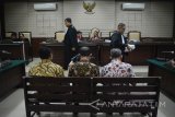Terdakwa mantan Ketua Komisi B DPRD Jawa Timur, M Basuki (kiri), staf di DPRD Jatim, Rahman Agung dan Santoso saat menjalani sidang tuntutan kasus korupsi suap DPRD Jatim di Pengadilan Tindak Pidana Korupsi (tipikor) Surabaya di Juanda, Sidoarjo, Jawa Timur, Senin (15/1). Jaksa penuntut umum menuntut Moch Basuki dengan pidana penjara selama sembilan tahun dan denda Rp 300 juta dengan subsider kurungan selama 5 bulan dan pencabutan hak politik selama 5 tahun sedangkan dua staf di DPRD Jatim, Rahman Agung dan Santoso dituntut empat tahun 6 bulan penjara dan denda RP 200 juta subsider kurungan selama 5 bulan.  Antara Jatim/Umarul Faruq/zk/8 