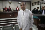 Terdakwa mantan Anggota Komisi B DPRD Jawa Timur, Kabil Mubarok (kedua kanan) meninggalkan ruangan  seusai menjalani sidang putusan kasus korupsi suap DPRD Jatim di Pengadilan Tindak Pidana Korupsi (tipikor) Surabaya di Juanda, Sidoarjo, Jawa Timur, Senin (29/1). Majelis hakim menjatuhkan vonis pidana penjara selama enam tahun enam bulan dan denda Rp350 Juta Subsider 3 bulan serta pencabutan hak politik selama 5 tahun. Antara Jatim/Umarul Faruq/zk/18