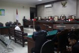 Terdakwa mantan Anggota Komisi B DPRD Jawa Timur, Kabil Mubarok saat menjalani sidang putusan kasus korupsi suap DPRD Jatim di Pengadilan Tindak Pidana Korupsi (tipikor) Surabaya di Juanda, Sidoarjo, Jawa Timur, Senin (29/1). Majelis hakim menjatuhkan vonis pidana penjara selama enam tahun enam bulan dan denda Rp350 Juta Subsider 3 bulan serta pencabutan hak politik selama 5 tahun. Antara Jatim/Umarul Faruq/zk/18