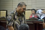 Terdakwa Filipus Djap (tengah) meninggalkan ruang sidang seusai menjalani sidang putusan kasus suap Walikota Batu di Pengadilan Tindak Pidana Korupsi (Tipikor) Surabaya di Juanda Sidoarjo, Jawa Timur, Senin (22/1). Majelis hakim menjatuhkan vonis pidana penjara selama dua tahun dan denda Rp50 Juta dalam kasus suap kepada Wali Kota Batu Eddy Rumpoko dalam pengadaan barang dan jasa di lingkungan Pemerintah Kota Batu Tahun Anggran 2017. Antara Jatim/Umarul Faruq/zk/18 