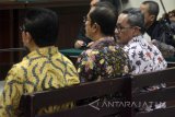 Terdakwa mantan Ketua Komisi B DPRD Jawa Timur, M Basuki (kiri), staf di DPRD Jatim, Rahman Agung (kedua kanan) dan Santoso (kanan) saat menjalani sidang tuntutan kasus korupsi suap DPRD Jatim di Pengadilan Tindak Pidana Korupsi (tipikor) Surabaya di Juanda, Sidoarjo, Jawa Timur, Senin (15/1). Jaksa penuntut umum menuntut Moch Basuki dengan pidana penjara selama sembilan tahun dan denda Rp 300 juta dengan subsider kurungan selama 5 bulan dan pencabutan hak politik selama 5 tahun sedangkan dua staf di DPRD Jatim, Rahman Agung dan Santoso dituntut empat tahun 6 bulan penjara dan denda RP 200 juta subsider kurungan selama 5 bulan.  Antara Jatim/Umarul Faruq/zk/8 