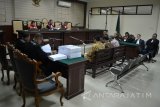 Terdakwa mantan Ketua Komisi B DPRD Jawa Timur, M Basuki (kiri), staf di DPRD Jatim, Rahman Agung (tengah) dan Santoso (kanan) saat menjalani sidang tuntutan kasus korupsi suap DPRD Jatim di Pengadilan Tindak Pidana Korupsi (tipikor) Surabaya di Juanda, Sidoarjo, Jawa Timur, Senin (15/1). Jaksa penuntut umum menuntut Moch Basuki dengan pidana penjara selama sembilan tahun dan denda Rp 300 juta dengan subsider kurungan selama 5 bulan dan pencabutan hak politik selama 5 tahun sedangkan dua staf di DPRD Jatim, Rahman Agung dan Santoso dituntut empat tahun 6 bulan penjara dan denda RP 200 juta subsider kurungan selama 5 bulan.  Antara Jatim/Umarul Faruq/zk/8 