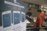 Pengunjung melihat produk aplikasi pembayaran pajak (Ok Pajak) saat Software Expo 2018 di kampus PENS, Surabaya, Jawa Timur, Selasa (16/1). Software Expo 2018 tersebut merupakan wadah untuk mengapresiasi sekaligus memotivasi mahasiswa dalam menghasilkan produk perangkat lunak terbaik. Antara Jatim/Moch Asim/zk/18 