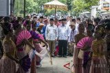 Bakal calon Gubernur Jawa Barat Ajat Sudrajat (kiri)  dan bakal calon Wakil Gubernur Jawa Barat Ahmad Syaikhu (kanan) berjalan dengan diiringi kesenian Longser saat mendaftar pasangan calon Pemilu Gubernur Jabar 2018 di Kantor Komisi Pemilihan Umum (KPU) Jawa Barat, Bandung, Jawa Barat, Rabu (10/1). Pasangan Ajat Sudrajat dan Ahmad Syaikhu diusung oleh empat yakni Partai Gerindra, PKS, PAN dan PBB untuk Pemilu Gubernur Jawa Barat 2018. ANTARA JABAR/Novrian Arbi