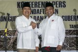 Bakal calon Gubernur Jawa Barat Sudrajat (kiri) dan bakal calon Wakil Gubernur Jawa Barat Ahmad Syaikhu (kanan) berpose bersama usai mendaftar pasangan calon Pemilu Gubernur Jabar 2018 di Kantor Komisi Pemilihan Umum (KPU) Jawa Barat, Bandung, Jawa Barat, Rabu (10/1). Pasangan Ajat Sudrajat dan Ahmad Syaikhu diusung oleh empat yakni Partai Gerindra, PKS, PAN dan PBB untuk Pemilu Gubernur Jawa Barat 2018. ANTARA JABAR/Novrian Arbi